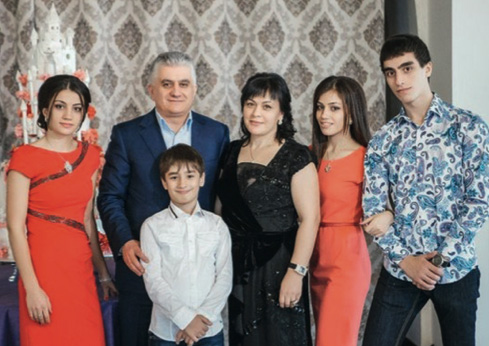Гасан Гасанов с семьей